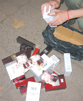 &ldquo;高檔化妝品&rdquo;低價(jià)賣(mài) 謊言戳破落荒而逃(圖) _新聞中心_中國(guó)江蘇網(wǎng)